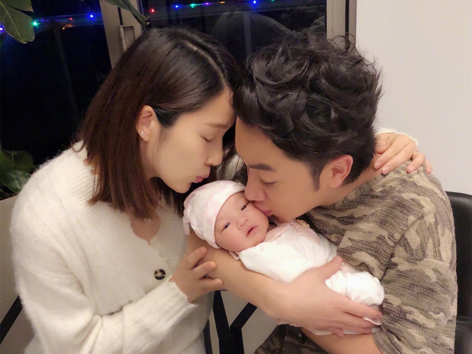 散步|王祖蓝抱3个月大的女儿散步,又是亲又是蹭,李亚男跟在后面录像