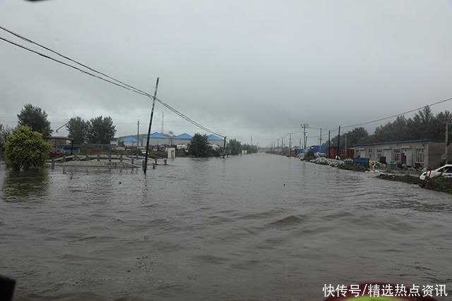 内蒙古兴安盟持续强降雨 消防员成功转移被困群众9人