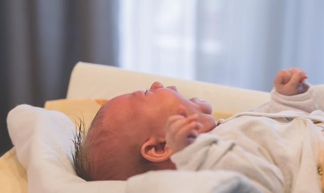  妈妈|婴儿哭闹是人之常情，遇到这位妈妈，让人心疼她的宝宝