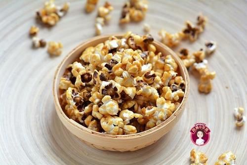  零食|自制焦糖爆米花，追剧听歌小零食，1把玉米豆爆出一大笼，焦脆脆