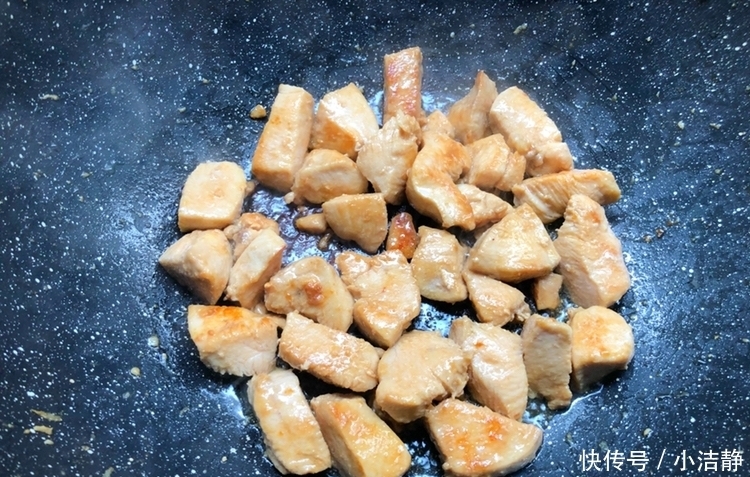 鸡胸肉|鸡胸肉别只会水煮,试试这个做法,香嫩美味,比牛排还好吃