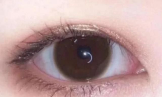 测试|心理测试:凭直觉,哪一只眼睛盯着你看?秒测目前有没有人暗恋你