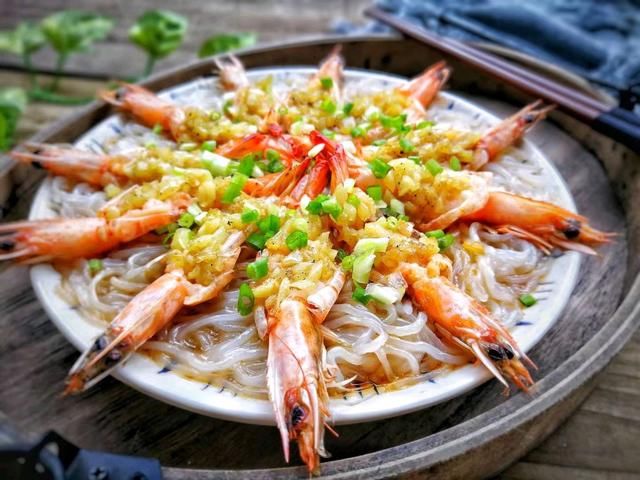  鲜香|上桌3分钟就光盘的蒜蓉大虾，鲜香美味，关键还简单易上手