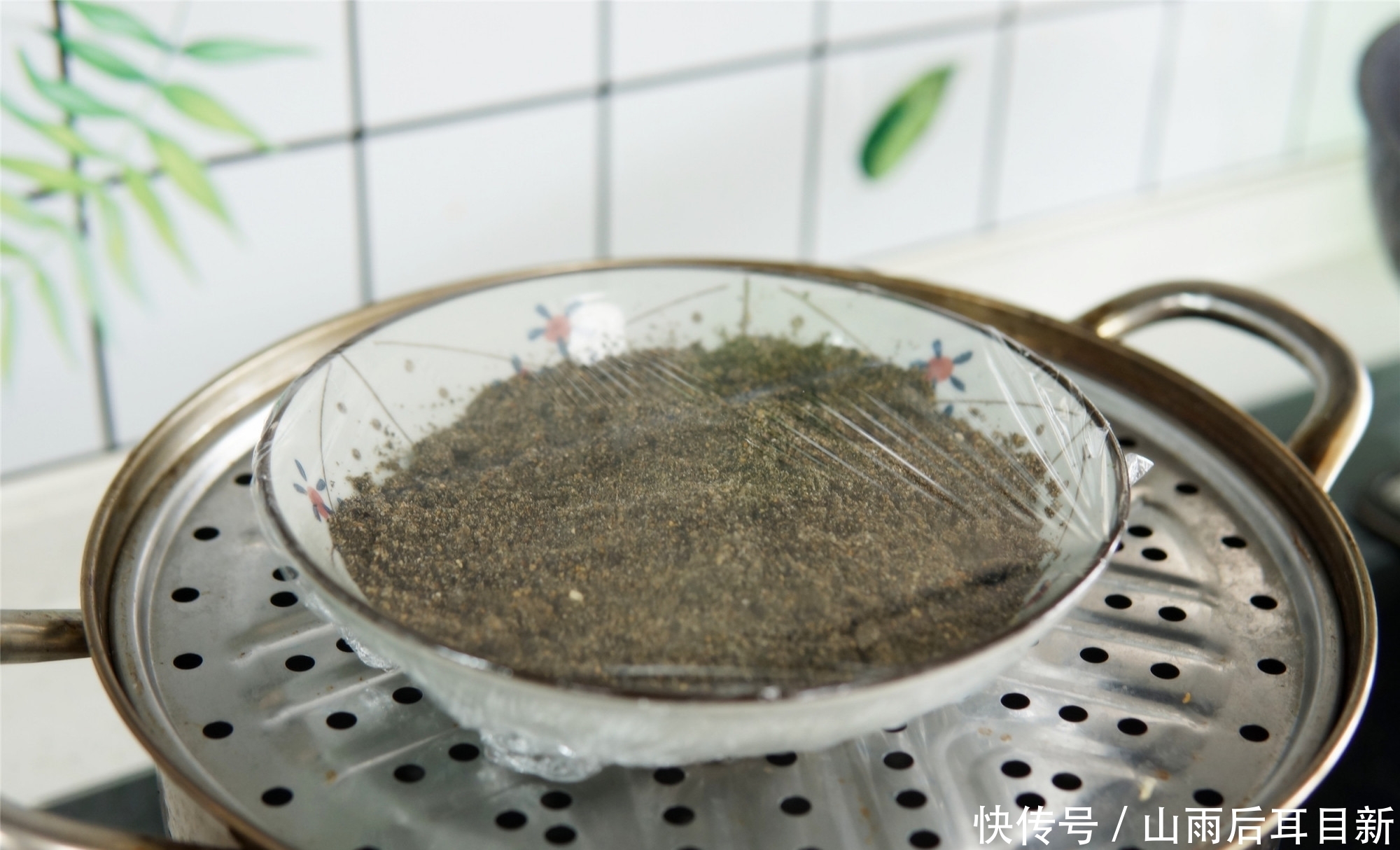 黑芝麻|1碗黑芝麻,3勺蜂蜜,搓一搓做“黑芝麻丸”,1元1颗,头发黑又亮