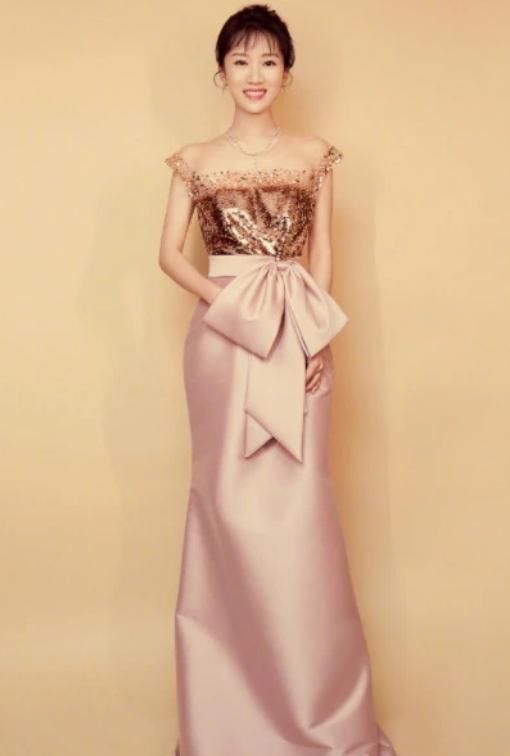 李念|李念穿衣真有气场，165身高只不过穿了高腰盖脚裙，女模范尽显