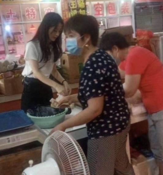  真实|赵丽颖买菜太投入，被菜摊摊主抓拍，无美颜滤镜暴露32岁真实状态！