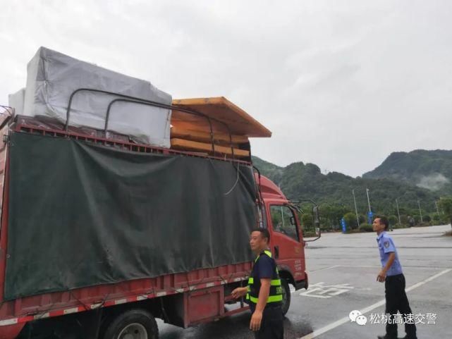  大物|高速路上掉“大物”，民警及时处置除隐患