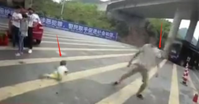  位男子|男子超载被罚，把三岁儿子扔给交警，直接说不要了