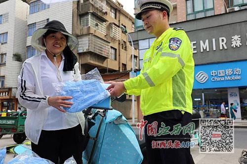  活动|玉山交警开展电动车拆伞换物活动