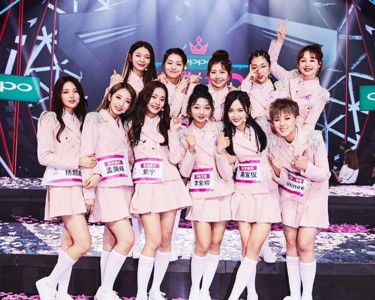 赖美云|火少解散后差距有多大?杨超越综艺上不停,赖美云街头卖唱