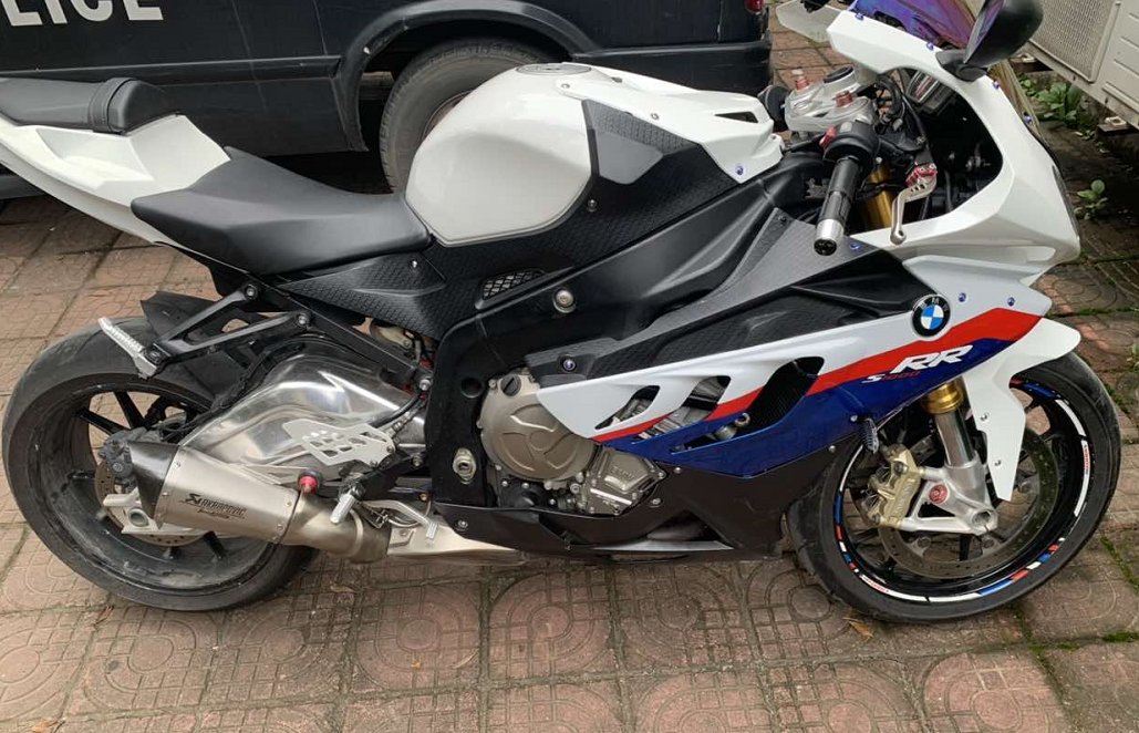 小伙|这是什么操作?杭州4个小伙偷了10多万的摩托车,还连夜把破损的墙砌好