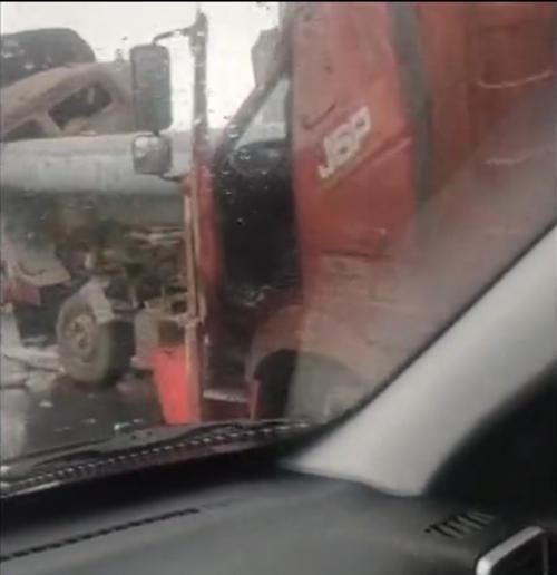  不当|顺德：事故车辆停靠不当 遭水泥柱瞬间捅爆驾驶室