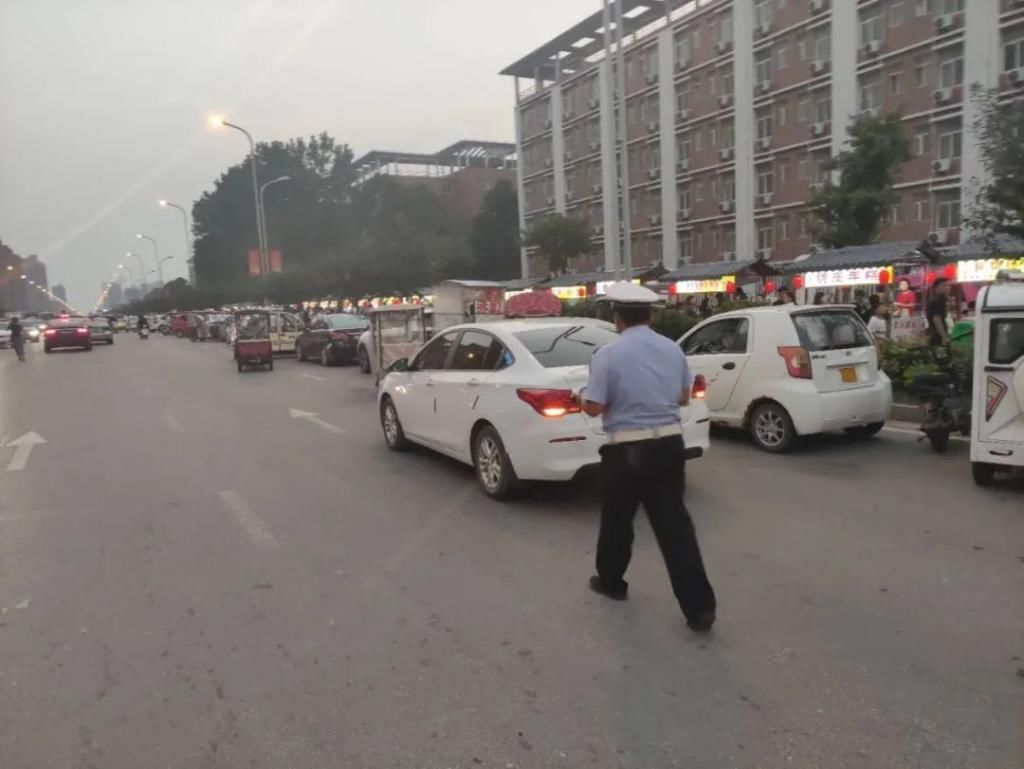 抓拍|1007 创建 | 人工巡控+抓拍!严查“夜市”周边违停车辆