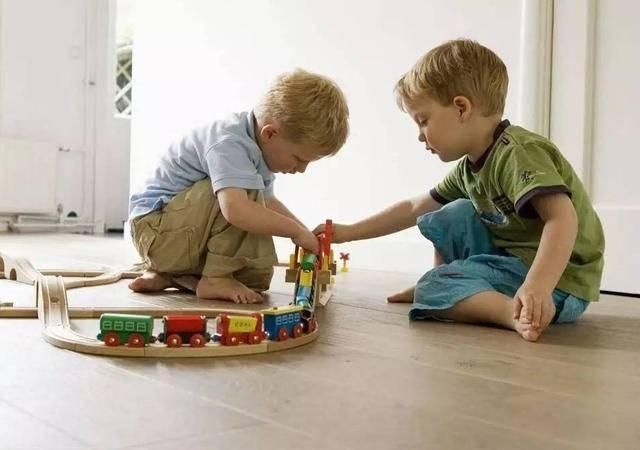 告诉|2岁孩子不爱跟小朋友玩,是孤僻吗?社交发育规律告诉你:多虑了