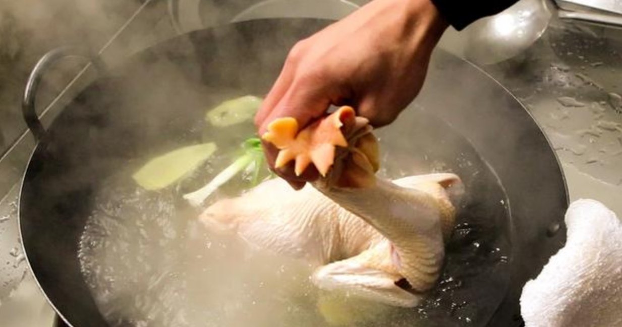 大厨|白切鸡别再直接下锅煮,20年大厨教你2招,鸡肉嫩滑爽口,吃不腻