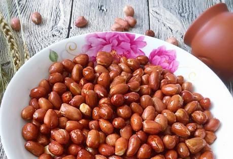  有人|炸花生米时，有人热油下锅有人先泡水？教你正确做法，酥香脆