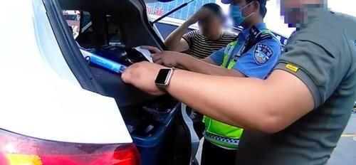  民警|俩面包车组团上路被查 车内人数让网友直呼“开挂了”