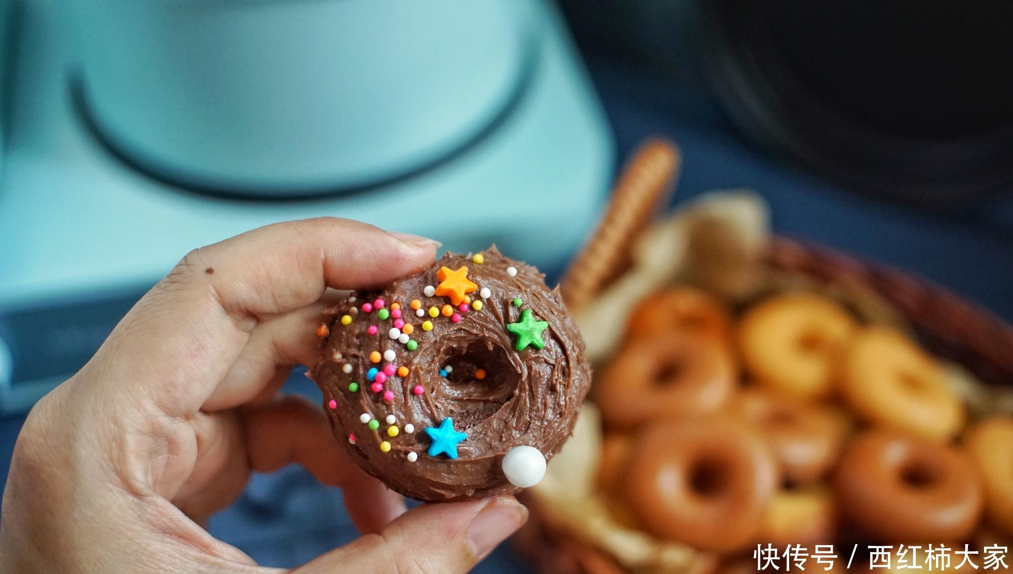 做出|不用烤箱,就能轻松做出甜甜圈小蛋糕,自己DIY爱怎么吃就怎么吃