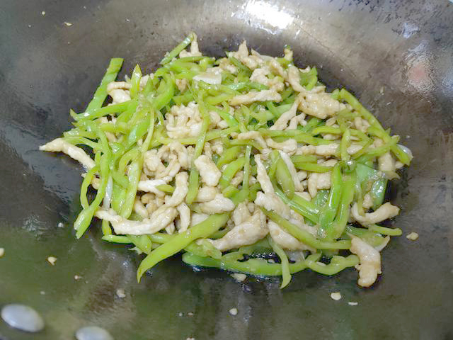 滑嫩|1分钟学会经典家常菜,香辣美味,肉丝滑嫩,一大盘不够吃