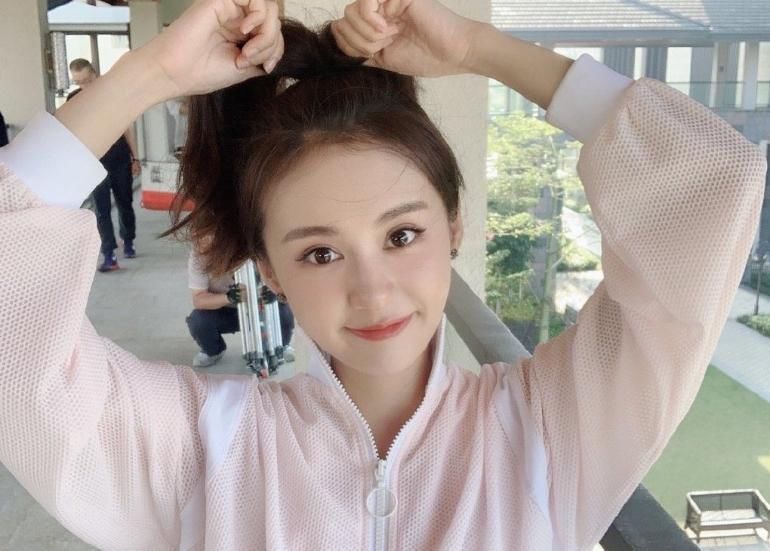  明星|圈内又一对明星被曝恋情，两人亲密挽手回家，大家这次都很祝福