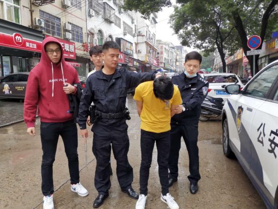 王某|黄州警方4小时生擒持刀抢劫犯