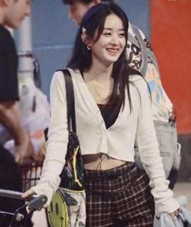  设计|赵丽颖真甜，白色露脐装满满的少女气息， “扮嫩” 起来真顶不住