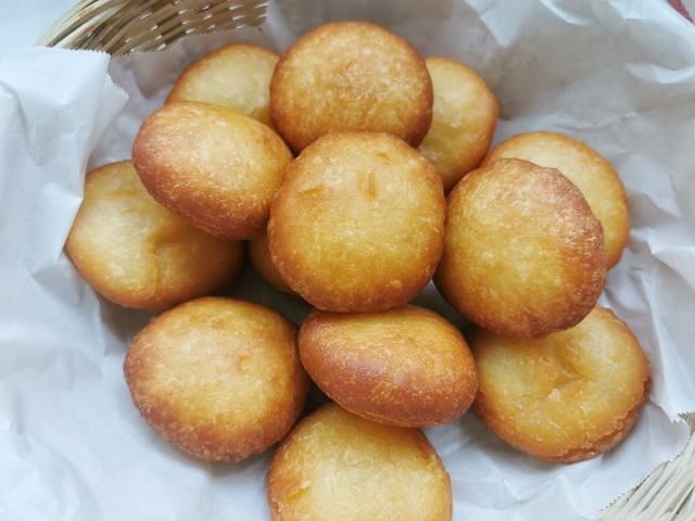  倒入|面粉中倒入开水搅一搅，做出来的糖糕个个空心鼓大泡，外酥里软