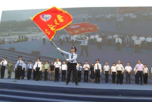 工作|一份23年没打过烊的工作,他们是怎么坚持下来的?