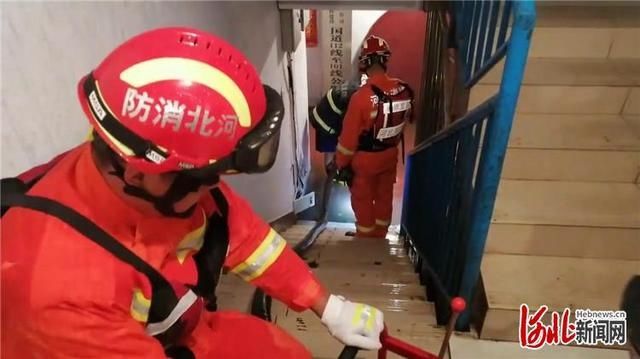  河北|河北承德：暴雨冲进居民楼 消防深夜抽水排险