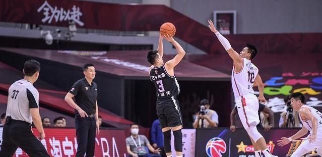 进攻|太惨了!贺天举低迷原因终于找到了,网友:杜锋这样很伤人