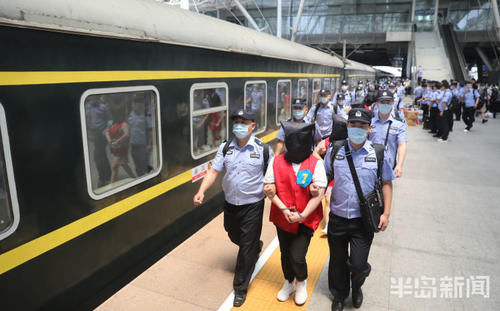  押解|121名嫌疑人被押解回青 特大电信网络诈骗案圆满收关