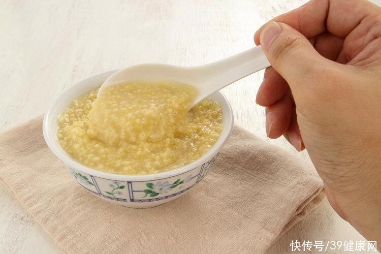 早晚经常喝小米粥好处(女子坚持每天喝小米粥，润肠养胃、调节睡眠，6个月后身体如何？)