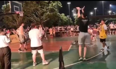 球迷|5中0！胡明轩现身野球场尴尬一幕，球迷：超级高水平？