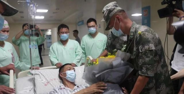 战友|排长冒小驰脱离危险 战友祝福25岁生日