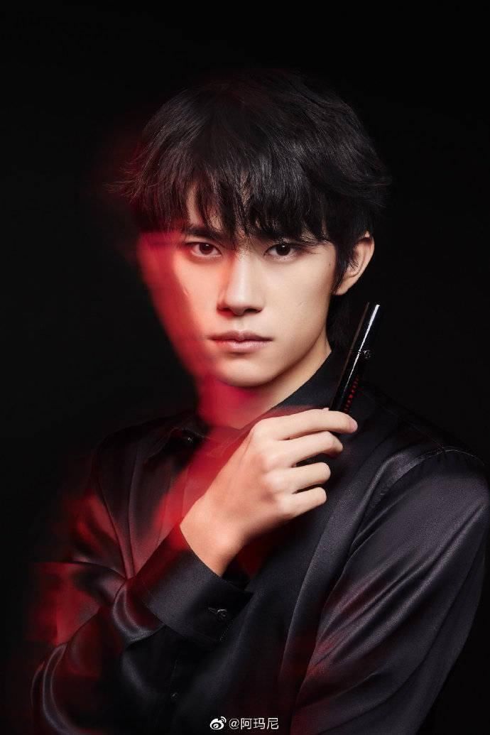  易烊千玺|易烊千玺的七夕甄选出炉，双色黑管演绎温柔与率性