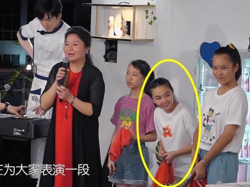  迎来|中餐厅迎来“最美小妹妹”，正脸撞型李兰迪，侧脸还神似迪丽热巴