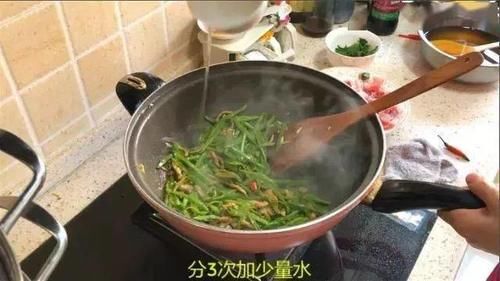 食用油|炒豆角，先放油是错的！饭店大厨：豆角翠绿不发黑，熟得快有诀窍