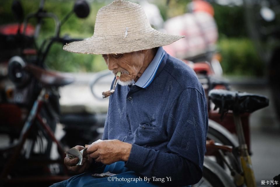 老一辈|【热搜冲顶】老一辈四川人的生活就是：吃烟，喝茶，打牌。