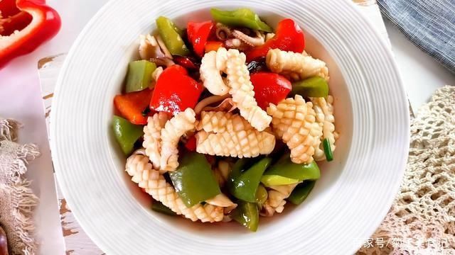 辣椒|炒鱿鱼如何做的脆爽开胃？注意焯水切花刀爆炒这三点，全家都爱吃