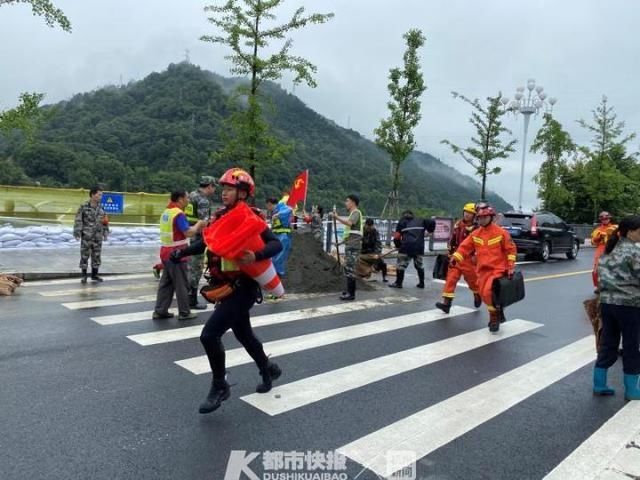  备勤|新安江水库9孔开启，城区房屋部分被淹，消防排水备勤