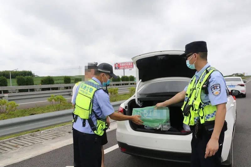 男子|奇葩！为择“吉日”挂车牌，男子有牌不挂，竟开无牌车上高速