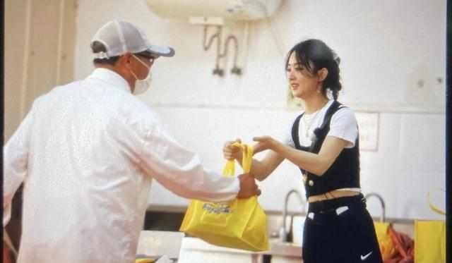  黄晓明|《中餐厅》给武汉抗洪前线送爱心餐，黄晓明做的红烧肉被赞好吃