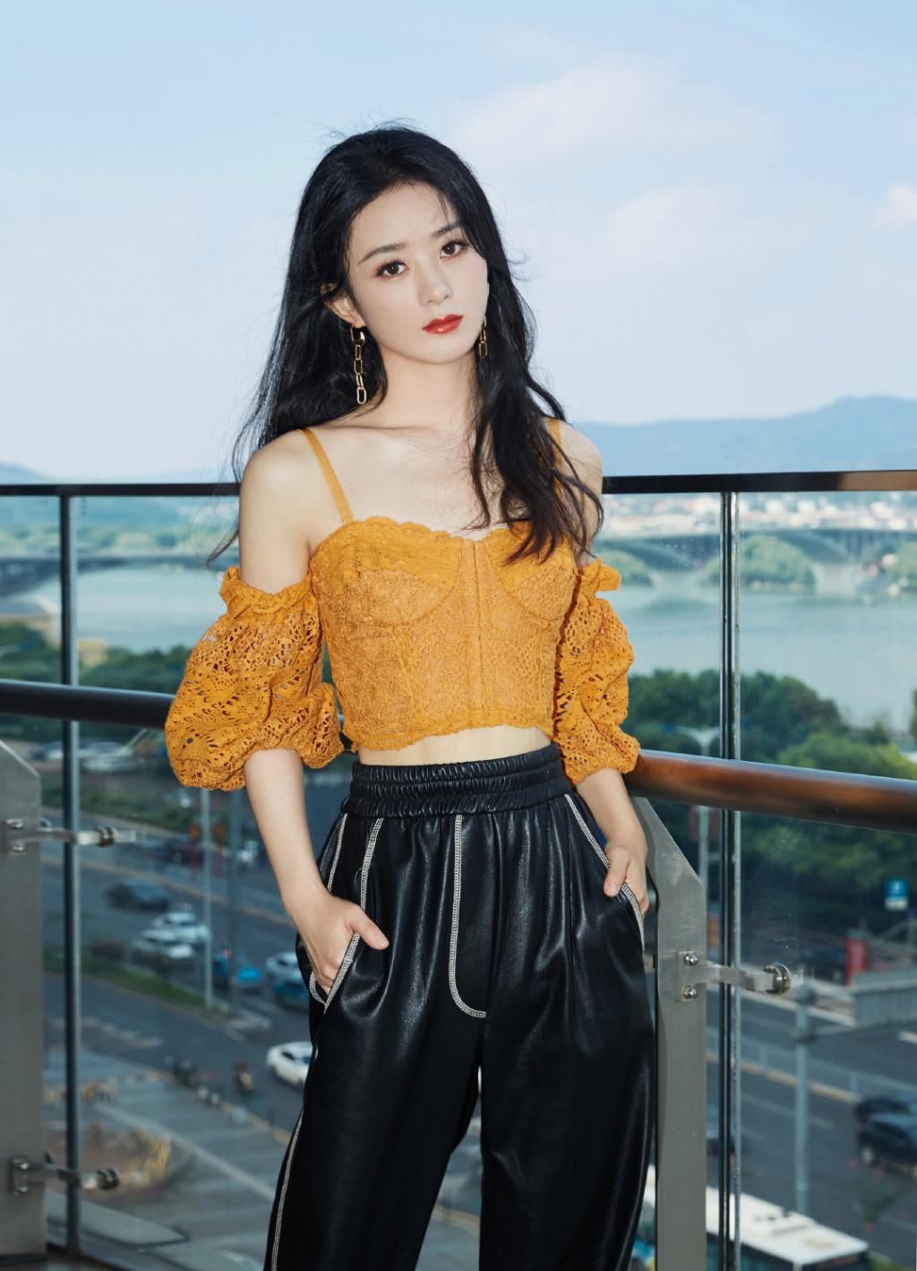  颜值|赵丽颖参加《中餐厅》发布会，生图太抗打，颜值衣品纷纷上线