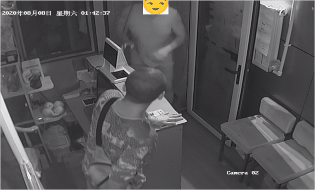  夺下|这个老板好样的！徒手夺下盗贼的剪刀！