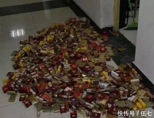 租户|房东收拾租户退的房间时,开门时被眼前的一幕吓了一跳!