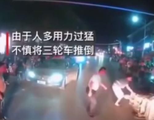 出手|救护车出警，前方三轮车S型走位阻挡，一旁路人看不下去出手了