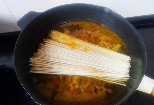 再配|榨菜别再配粥吃了,用来煮面味道更香,好吃到连汤汁都不剩