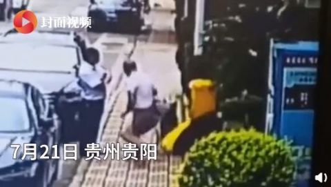  保安|可怕！大爷被狗撕咬保安两次上前施救