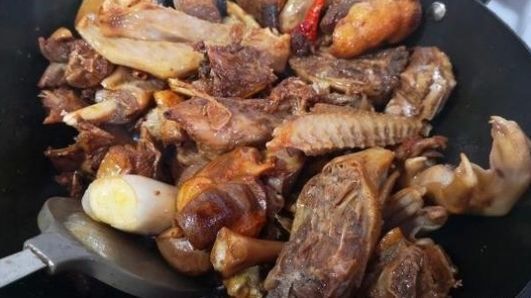 滋补|过年待客就吃这肉,比猪肉便宜,比牛羊肉还滋补,多吃不怕长肉