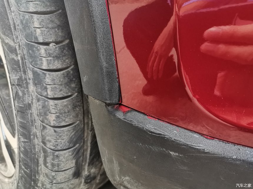  奥迪|红色小车撞坏奥迪逃逸，肇事司机：我只是暂时离开现场……